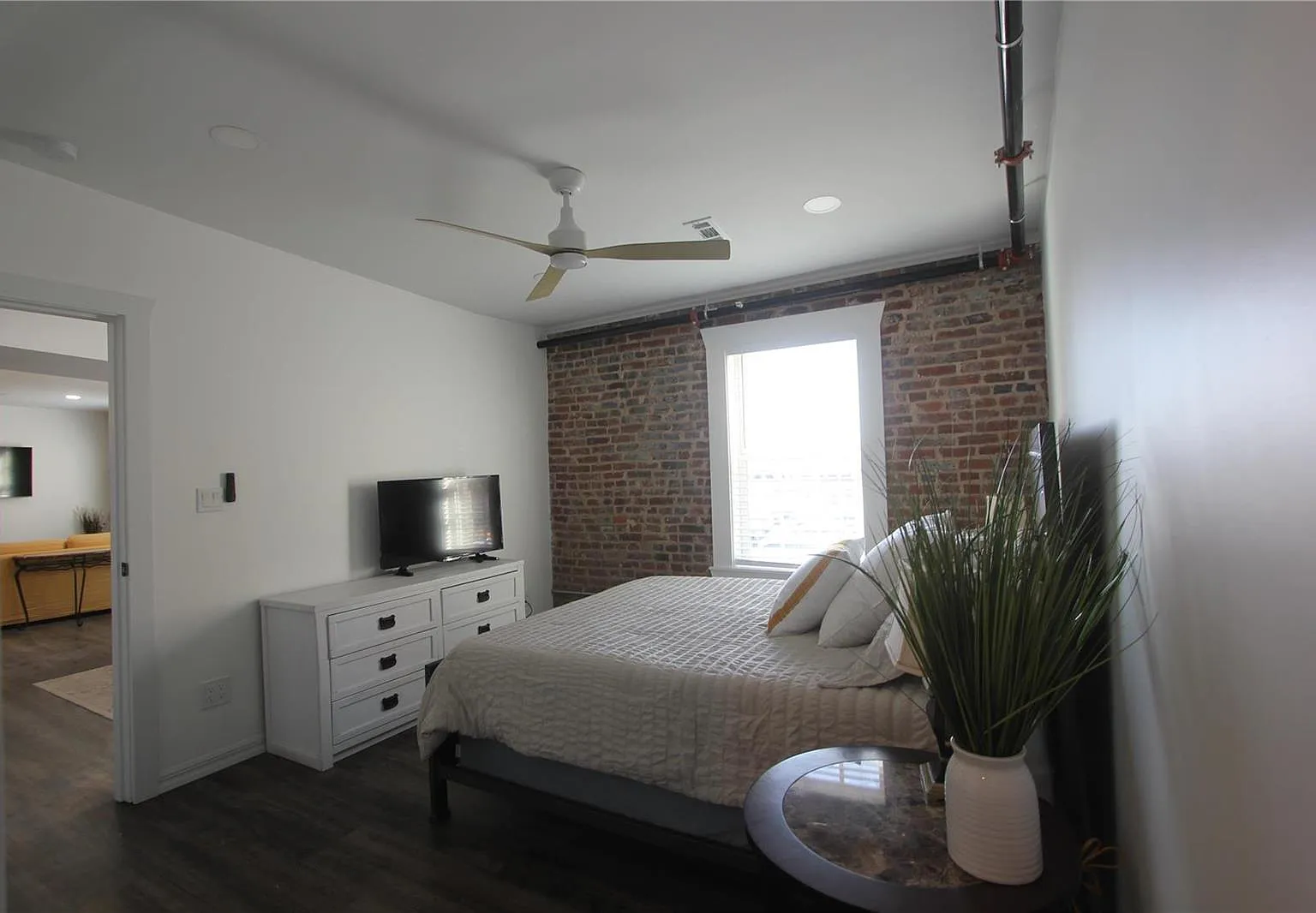 1 bed, 740 sqft, $1,300 — Photo 3