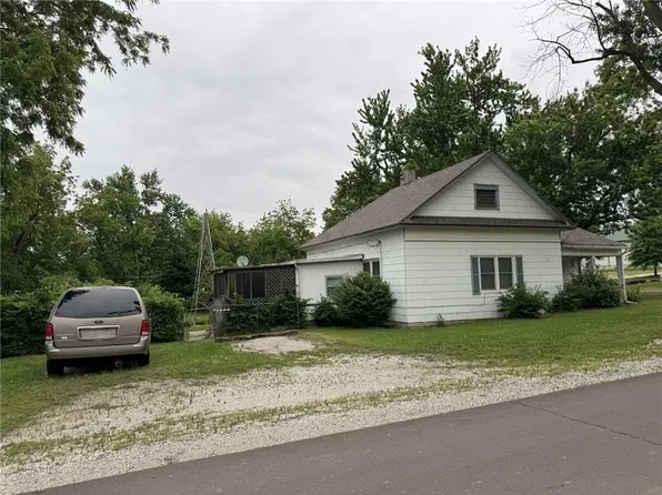 200 Whitney Ave, Gower, MO 64454