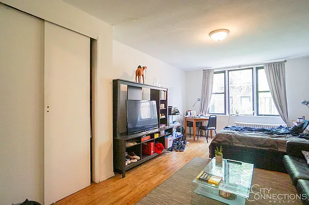 Rented by City Connections Realty | media 15