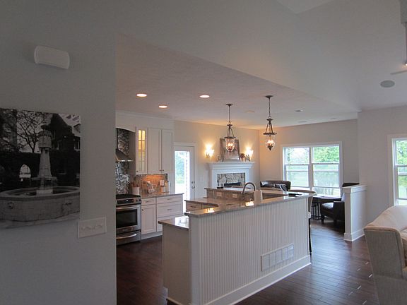 5th image of 155 Queensbury Pl