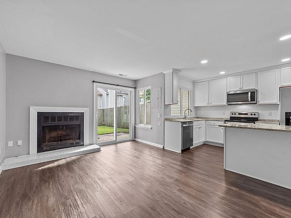 4th image of 3625 Chimney Creek Dr #1