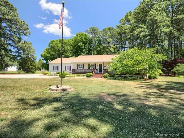 135 Paradise Point Ln, Mathews, VA 23109
