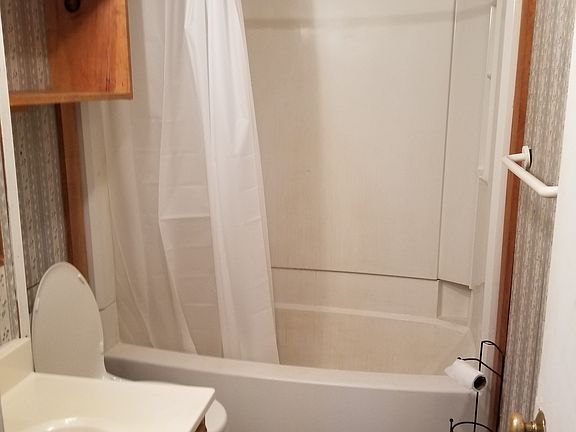 3rd image of 633 Main St APT 3