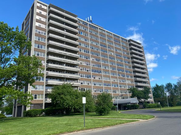 807 Barclay Towers #807