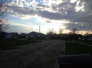 907 Apple Valley Rd, Harvard, IL 60033