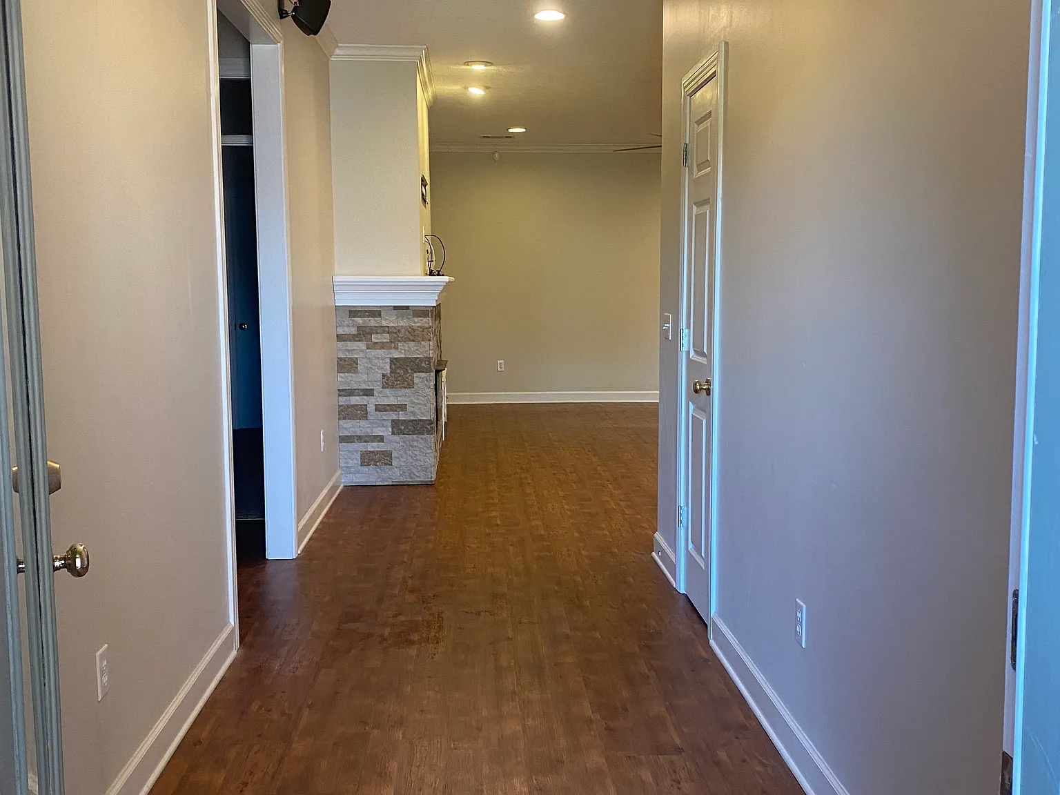 395 N Point Dr — Photo 2