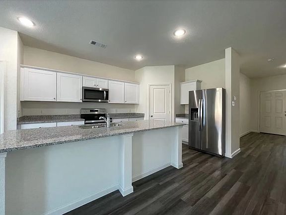 4th image of 716 Wellington Dr