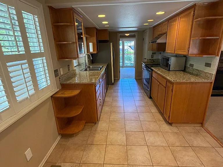 15802 SE 47th St — Photo 3