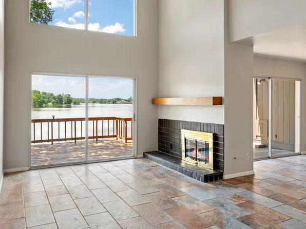 206 Waters Edge, Huntsville, TX 77340