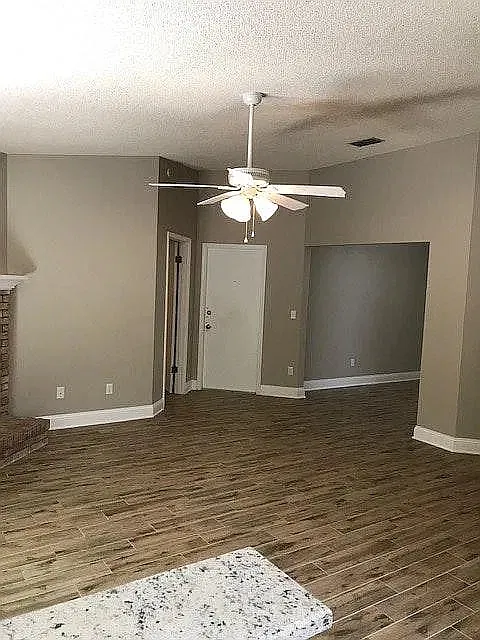 3 bed, 1256 sqft, $2,015 — Photo 2