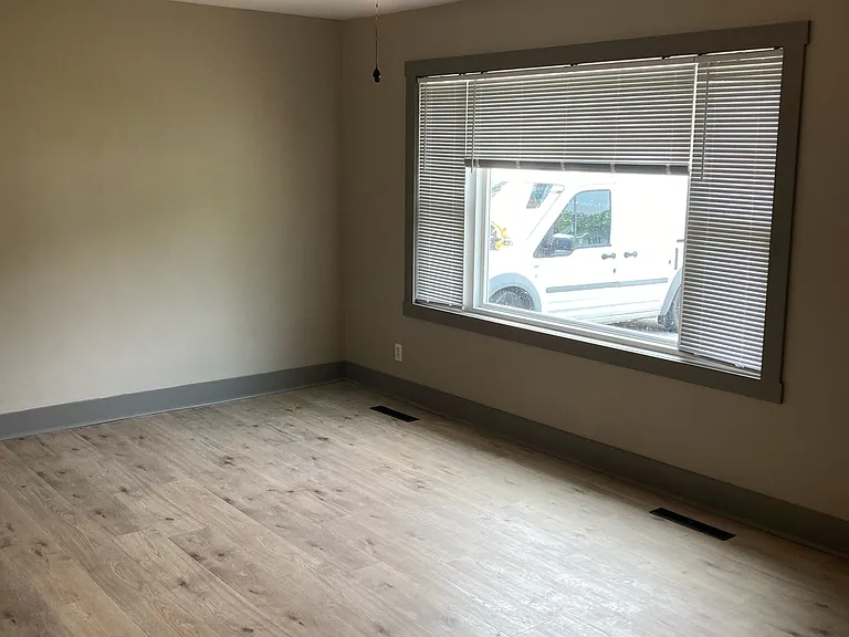 609 NE 67th Ter — Photo 3