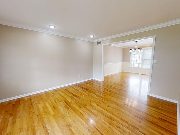 3rd image of 28 White Oak Dr