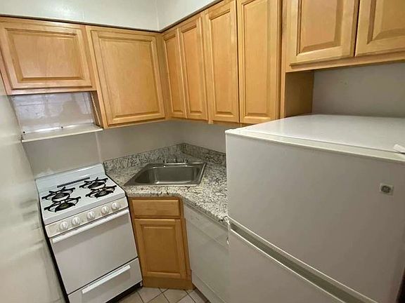3rd image of 28 W 73rd St APT 1