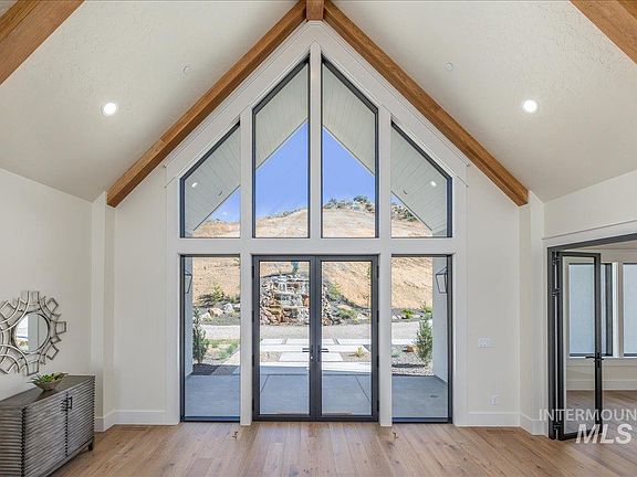4th image of 6400 N High Valley