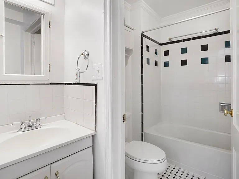 405 Constitution Ave NE #B — Photo 9