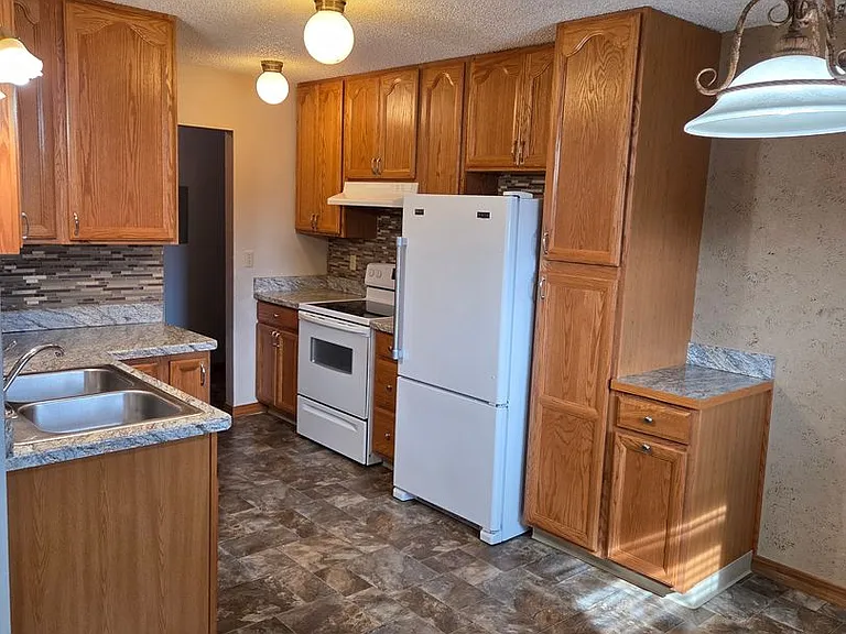 352 Main St — Photo 7