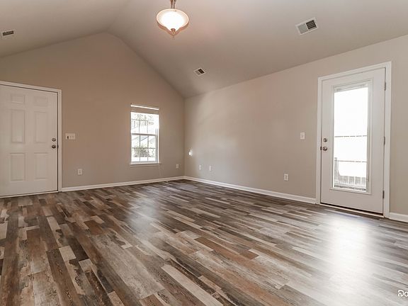 5th image of 102 Bainsbury Ln