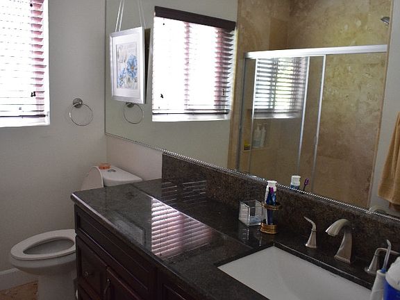 2nd Bath (w/tub)