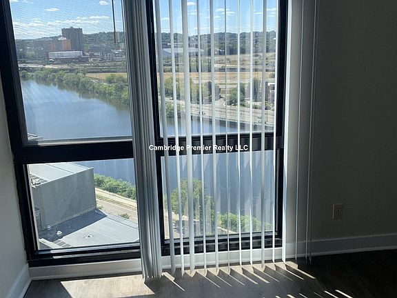 5th image of 812 Memorial Dr APT 1405