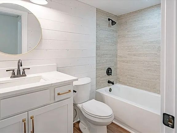 4th image of 303 E 7th St
