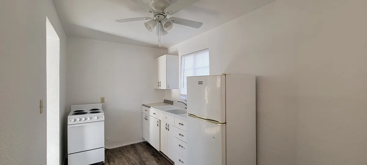 Building Photo - 1098 E Riverside Dr #3