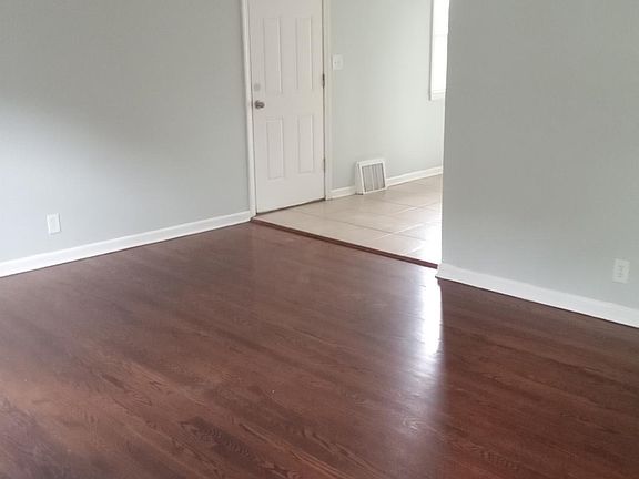4th image of 2908 S Hedges Ave