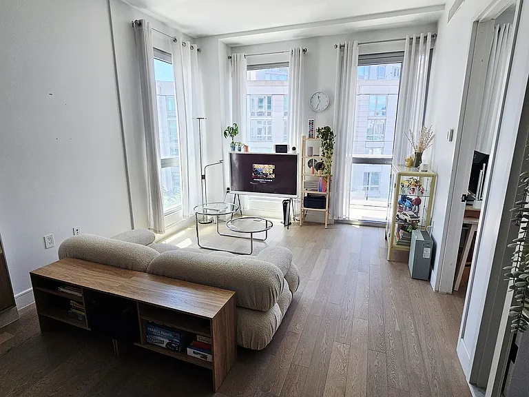 2243 Jackson Ave #4H — Photo 1