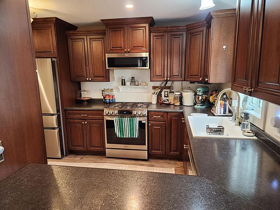 3rd image of 422 N Adams St