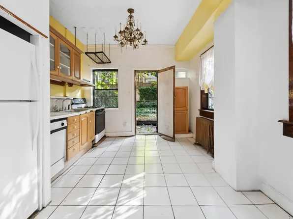 359 Carlton Avenue image 7 of 20