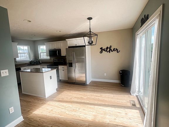 Kitchen (stainless steel appliances, granite countertops)