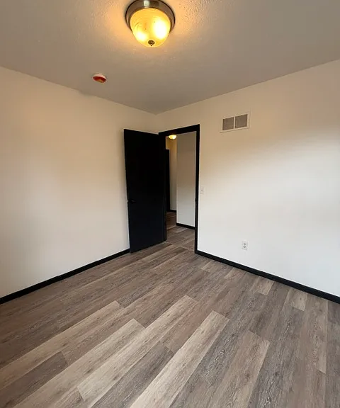 670 Roscoe Ave — Photo 9