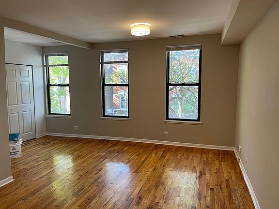 4th image of 1069 N Hermitage Ave #2