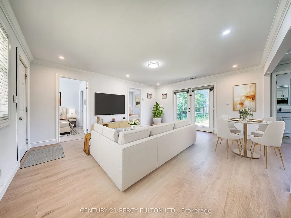 242 Simcoe Ave