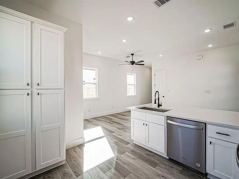 8409 Schneider St — Photo 9