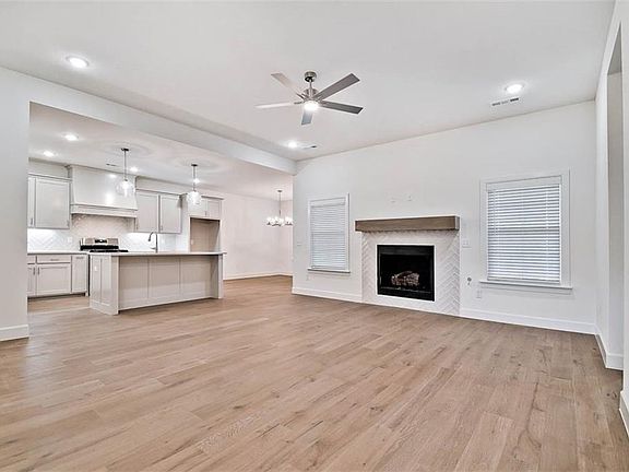 3rd image of 5 Stoneleigh Ln