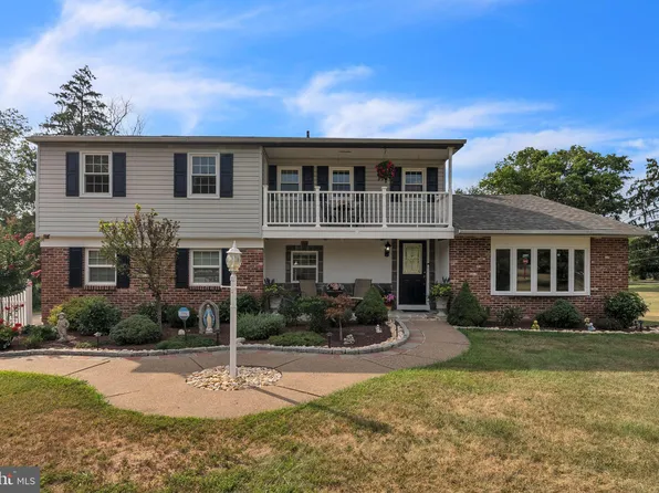 1020 Pebble Crest Dr, Warrington, PA 18976