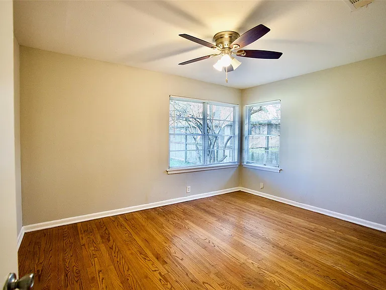 8733 Robindell Dr — Photo 5