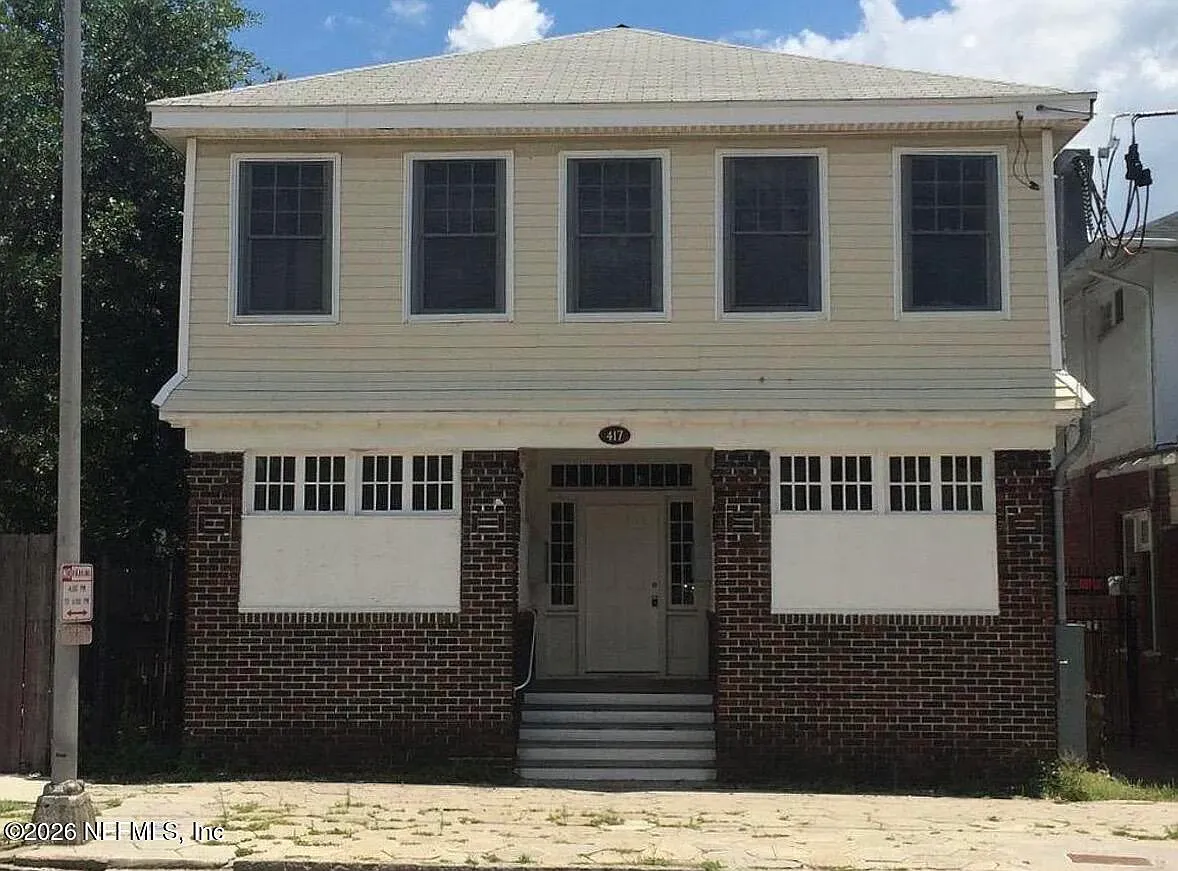 10 bed, 1.5 bath, 4796 sqft, $799 — Photo 1