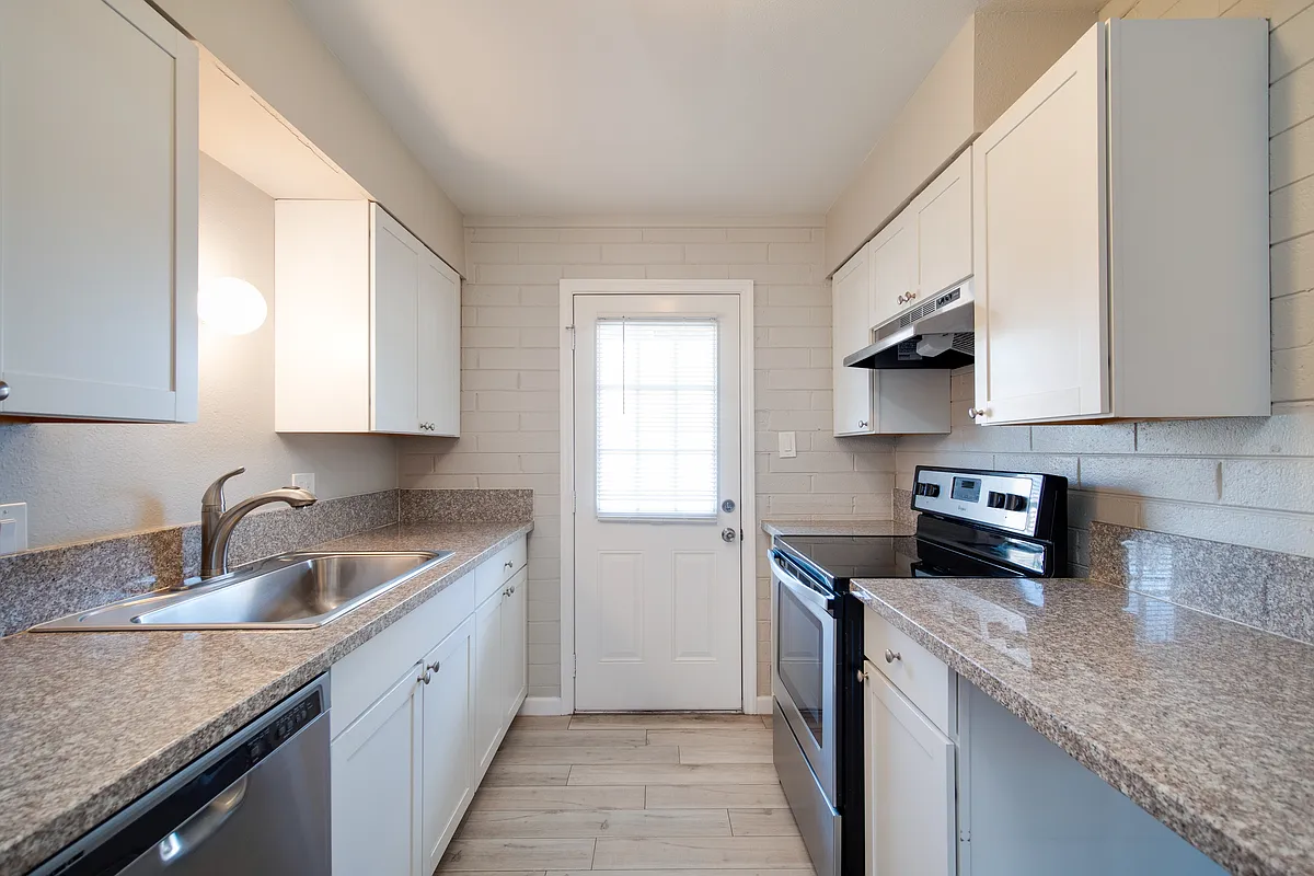 Building Photo - 933 S Farmer Ave #1