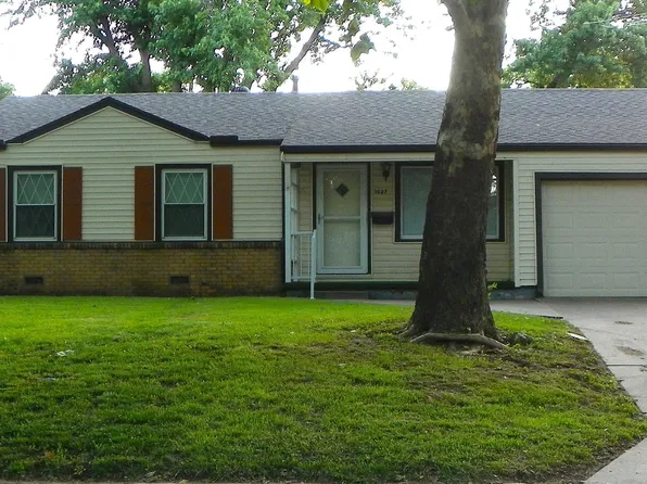 1027 N Georgie Ave, Derby, KS 67037