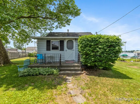 499 S Shore Dr, Caledonia, MI 49316