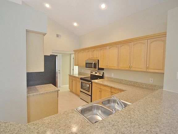 4th image of 2505 Chateau Dr