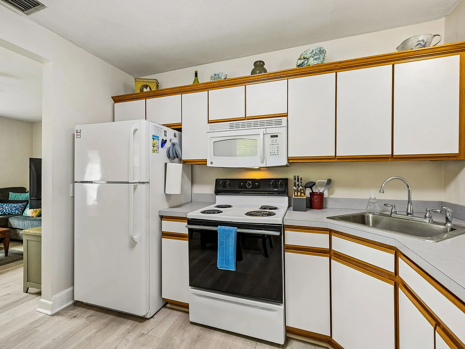 3233 Dellwood Avenue - 1 — Photo 4