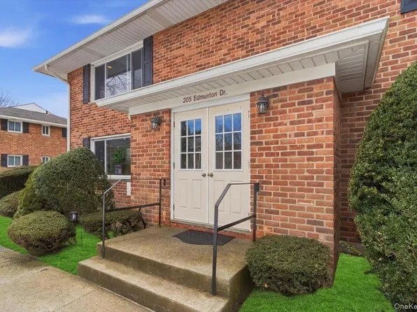 205 Edmunton Drive #h18, North Babylon, NY 11703