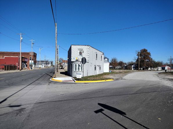 225 S Main St, Clay City, IL 62824