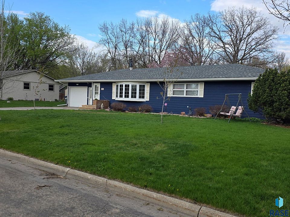 1st image of 1002 Linden St N