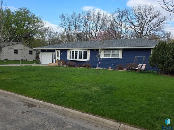 1002 Linden St N, Luverne, MN 56156