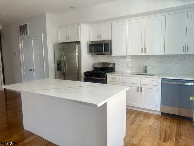 2 bed, 2.0 bath, 938 sqft, $2,400 — Photo 3