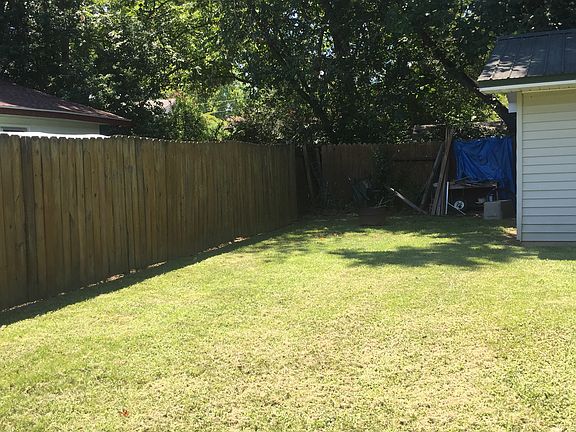 Fenced side/back yard