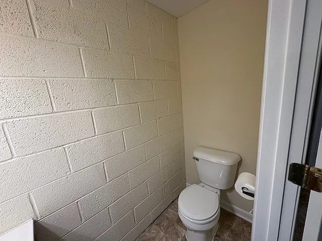 258 Lindsay Dr — Photo 2
